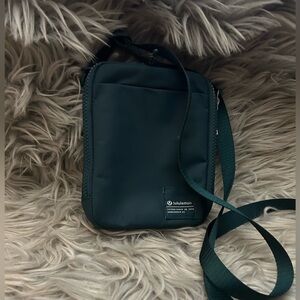 lululemon athletica Dark Green Messenger Bag water repellent, 12.5x5cmx17.5
